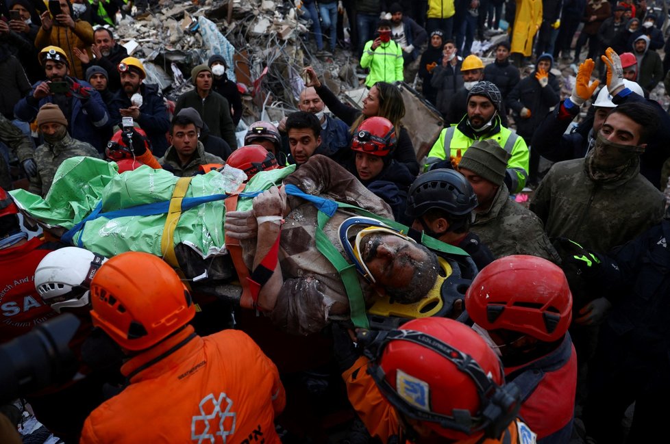 Ali Korkmaz (56) byl trosek vytažen více než čtyři dny po ničivém zemětřesení ve městě Kahramanmaras. (10.2.2023)