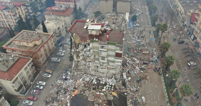 Zemětřesení v Turecku a Sýrii má přes 4300 obětí, mrtvých dál přibývá. V ohrožení i Istanbul?