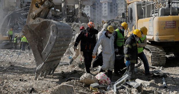 Počty obětí po zemětřesení v Turecku a Sýrii dál stoupají. Mrtvých je kolem 51 tisíc