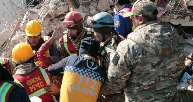 Smutná zpráva z Turecka: Dítě, co po 296 hodinách zachránili z trosek, zemřelo. Rodiče přežili