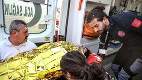 Zázrak v Turecku: Po 296 hodinách našli záchranáři v troskách 3 přeživší včetně dítěte