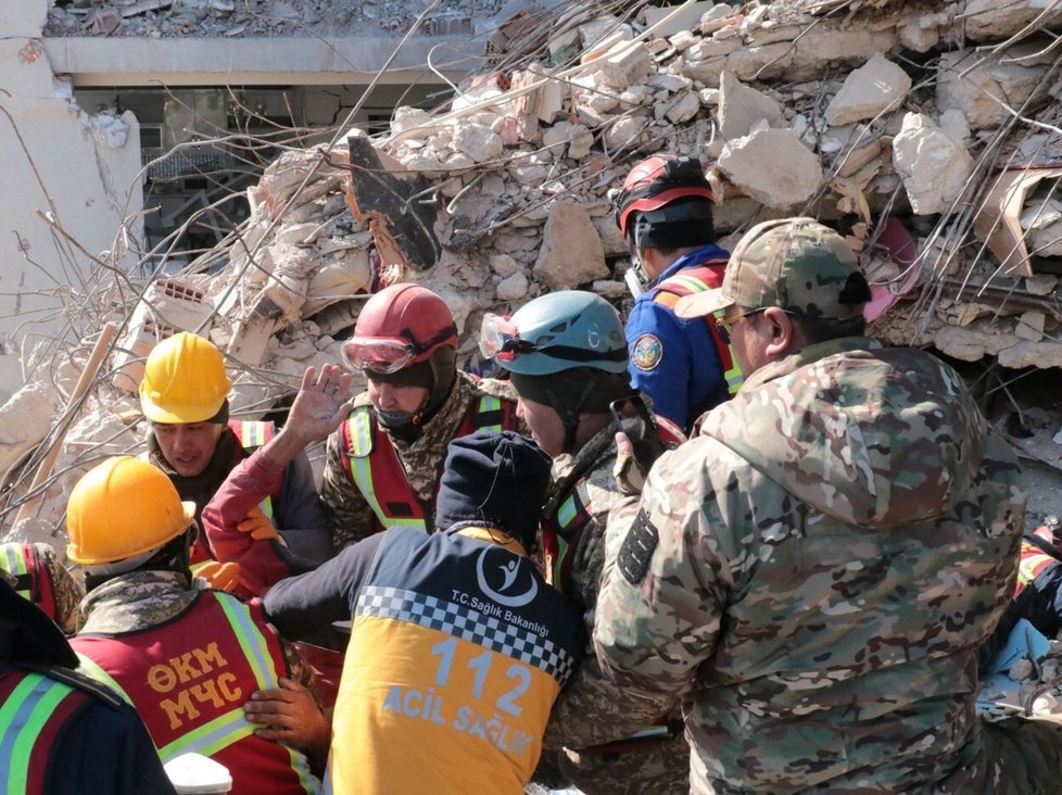 Zázrak v Turecku: Po 296 hodinách našli záchranáři v troskách 3 přeživší včetně dítěte.