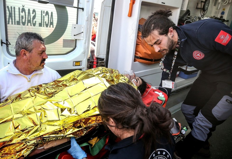 Zázrak v Turecku: Po 296 hodinách našli záchranáři v troskách 3 přeživší včetně dítěte.