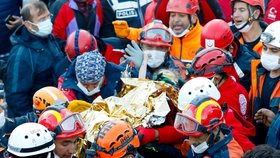 Tříletá Elif Perinçeková, zachráněná 65 hodin po otřesech