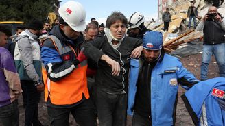 Počet obětí ničivého zemětřesení v Turecku a Sýrii přesáhl 5000. Z trosek se ozývají zvuky, pomoc ale nepřichází