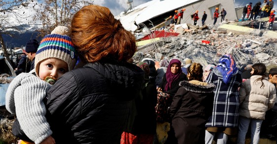Počet obětí ničivého zemětřesení v Turecku a Sýrii přesáhl 5000. Z trosek  se ozývají zvuky, pomoc ale nepřichází | Reflex.cz
