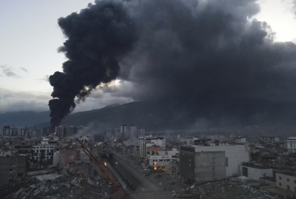 V Turecku vypukl důsledkem zemětřesení požár