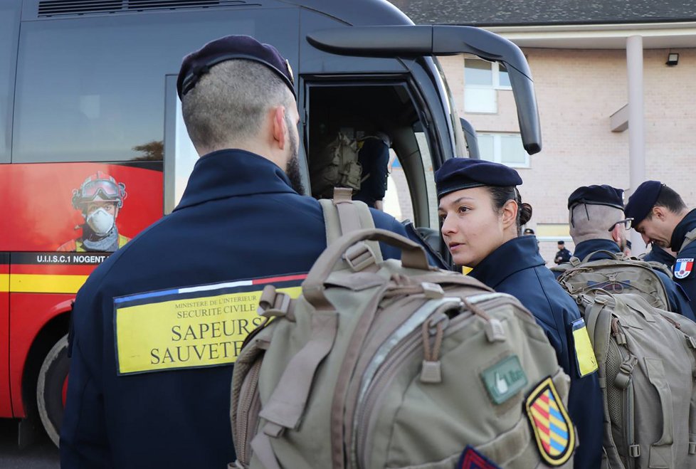 Francouzští záchranáři pojedou na pomoc obětem zemětřesení