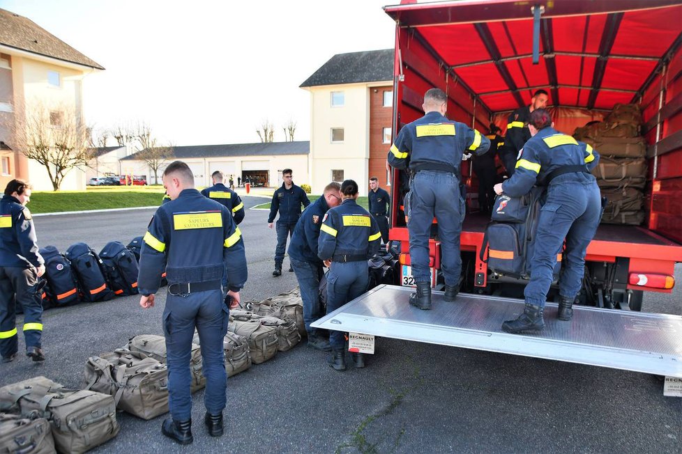 Francouzští záchranáři pojedou na pomoc obětem zemětřesení