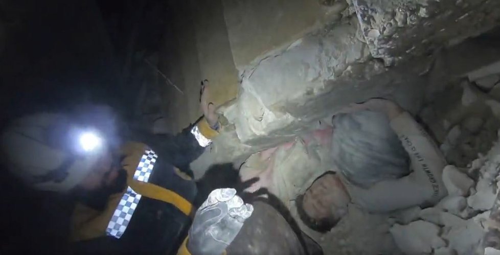 Syrská civilní obrana (Bílé přilby) i několik desítek hodin po ničivém zemětřesení nachází přeživší.