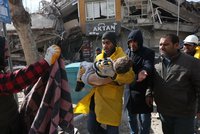 Přes 12 tisíc mrtvých při zemětřesení v Turecku. Klučík (3) přežil v troskách 50 hodin