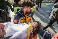 Irem (7) přežila v troskách 131 hodin! Turecko žije zázračnými záchranami dětí