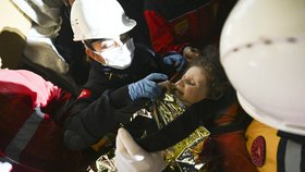 140 hodin po zemětřesení záchranáři vytáhli v turecké provincii Hatay z trosek i tříletou Samir a jejího otce. (12.2.2023)