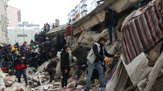 Při nejsilnějším zemětřesení v turecké historii zahynulo přes 30 tisíc lidí