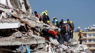 Počet mrtvých po zemětřesení v Turecku a Sýrii překročil 11 tisíc.  Naděje na záchranu zavalených klesá