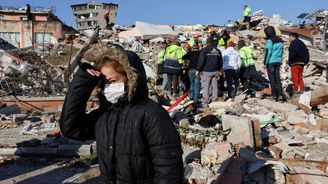 Zemětřesení v Turecku a v Sýrii má již přes 15 tisíc obětí. Je mezi nimi i pohřešovaná Češka