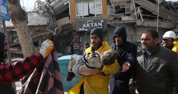 Přes 12 tisíc mrtvých při zemětřesení v Turecku. Klučík (3) přežil v troskách 50 hodin
