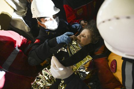 140 hodin po zemětřesení záchranáři vytáhli v turecké provincii Hatay z trosek i tříletou Samir a jejího otce. (12.2.2023)