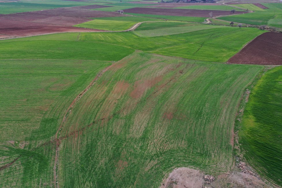Záběry z dronu odhalily obří trhliny v zemi.