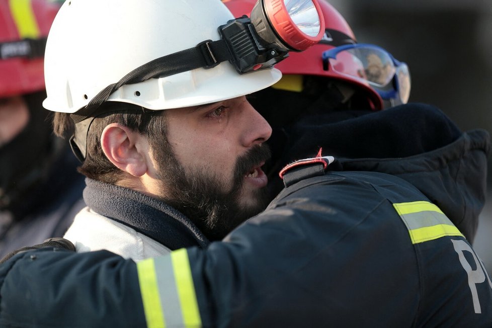 Dojatí záchranáři poté, co z trosek vytáhli po 149 hodinách od zemětřesení, živého muže.  (12.2.2023)