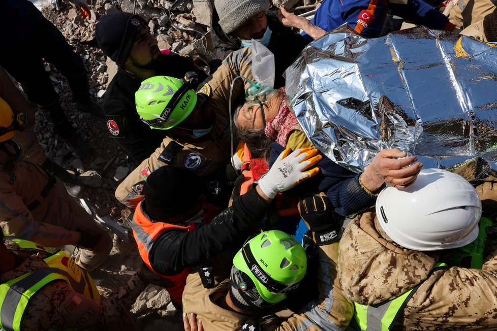 Žena v troskách po zemětřesení v Turecku přežila 177 hodin (13.2.2022)