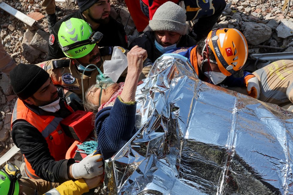 Žena v trosách po zemětřesení v Turecku přežila 177 hodin (13.2.2022)