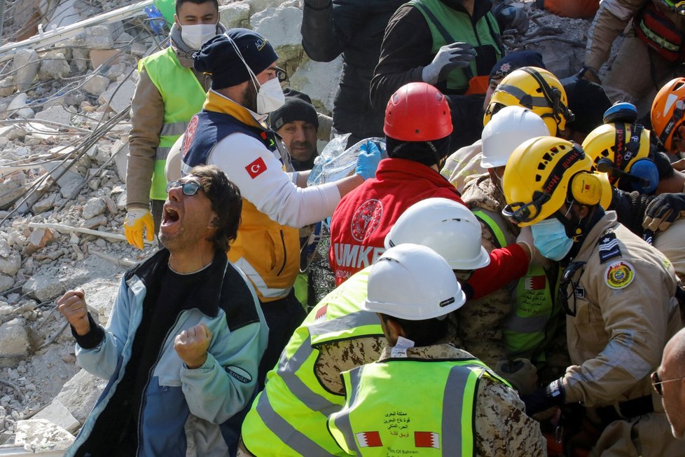 Žena v troskách po zemětřesení v Turecku přežila 177 hodin (13.2.2022).