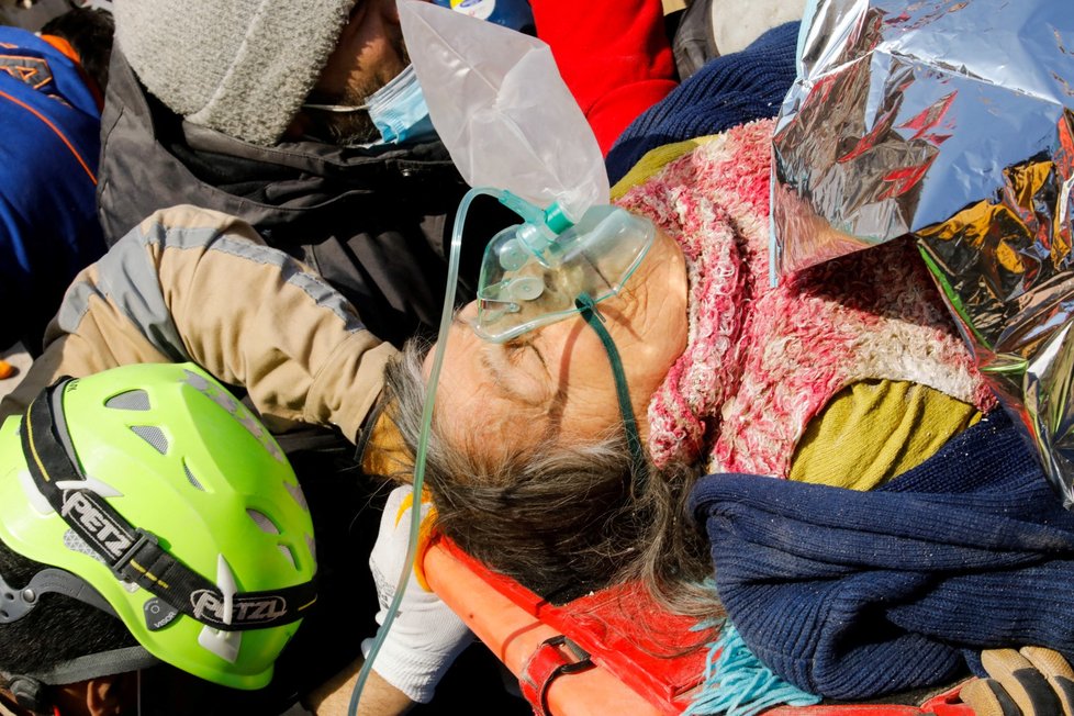 Žena v troksách po zemětřesení v Turecku přežila 177 hodin (13.2.2022)