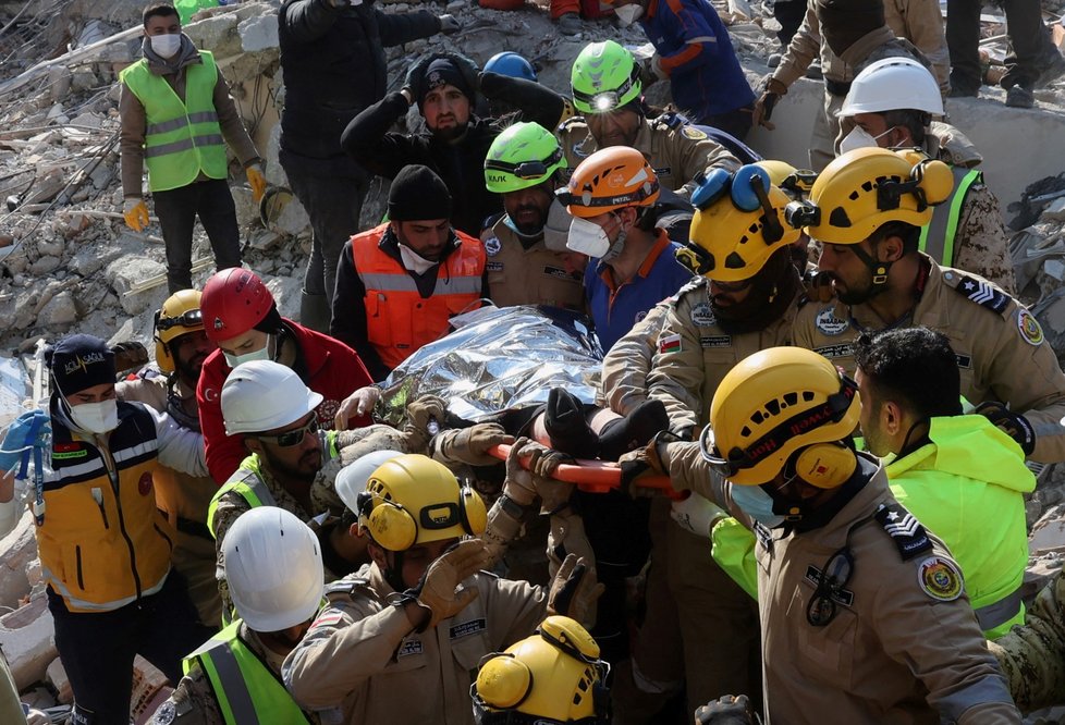 Žena v troskách po zemětřesení v Turecku přežila 177 hodin (13.2.2022).