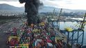 Požár po otřesech v přístavu Iskenderun