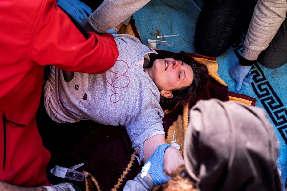 Přeživší našli záchranáři v Turecku ještě ve středu, 248 hodin po zeměstřesení