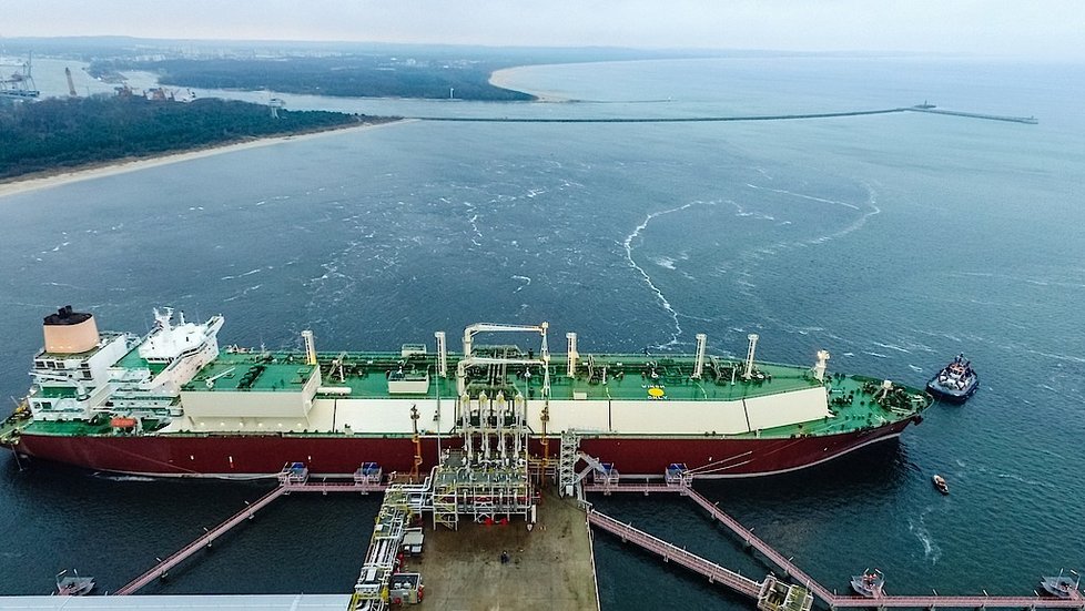 LNG terminál ve Svinoústí umožňuje Polsku dovážet zemní plyn po moři odkudkoli.