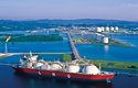 Loď převáží zkapalněný plyn LNG v typických kulovitých nádržích