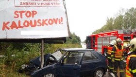 Řidič neukočíroval svůj vůz a skončil v billboardu s reklamou Zemanovců.