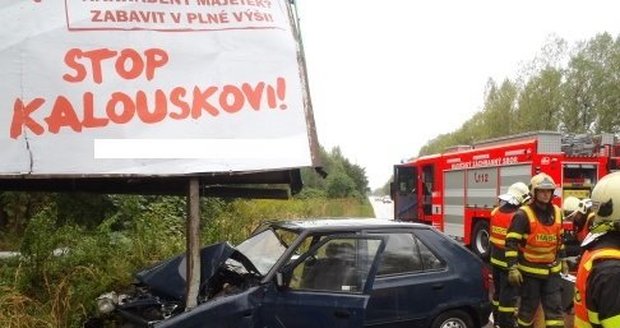 Řidič neukočíroval svůj vůz a skončil v billboardu s reklamou Zemanovců.