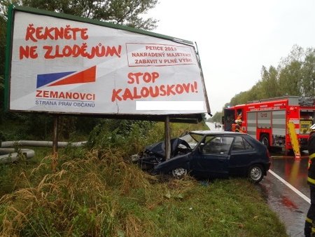 Řidič neukočíroval svůj vůz a skončil v billboardu s reklamou Zemanovců.