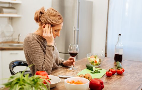 Pití alkoholu po čtyřicítce. Kdy se z rituálu stává problém?