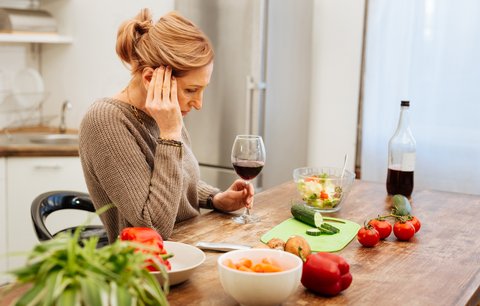 Pití alkoholu po čtyřicítce. Kdy se z rituálu stává problém?