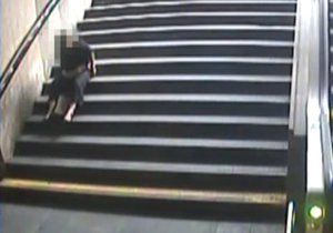 Namol opilá žena močila na schodech v metru.