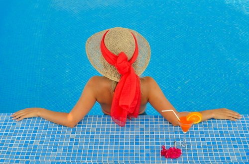 Když jedete na dovolenou, musíte se postarat i o svůj bazén. 
