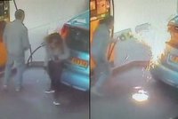 Žena nedostala od řidiče cigaretu, zapálila mu za to na benzince auto!