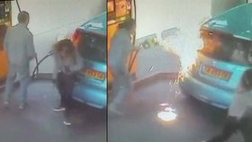 Šílená žena podpálila tankující zařízení a auto na benzinové pumpě.