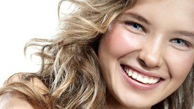 3 kosmetické triky z internetu: Sbohem kruhům pod očima! Objem vlasů do 5 sekund