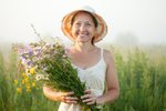 Jestli chcete ještě o chvíli oddálit menopauzu nebo její příznaky, můžete místo hormonální léčby vyzkoušet sílu bylinek!