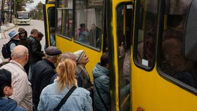 Lidé nastupují do autobusu během lokálního příměří spojeného se snahou o evakuaci obyvatel Olešek v Chersonské oblasti na Ukrajině (27. 10. 2026)