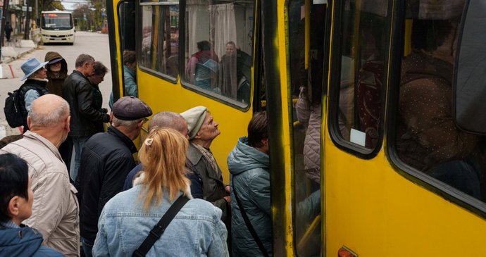 Lidé nastupují do autobusu během lokálního příměří spojeného se snahou o evakuaci obyvatel Olešek v Chersonské oblasti na Ukrajině (27. 10. 2026)