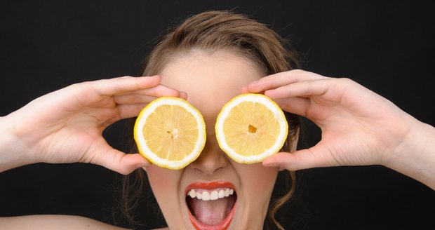Ke skutečně efektivnímu vymačkávání citronů budete potřebovat jen nůž a vaši sílu.