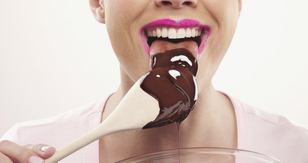 Čokoláda obsahuje flavonoidy, silné rostlinné antioxidanty, které regenerují a zpevňují cévy, chrání srdce.