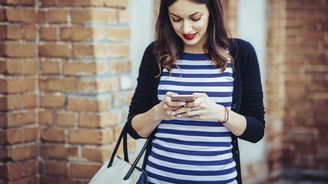 Chytré telefony deformují krční páteř. Nejvíc škodí psaní sms. Jak se bránit bolestem? Chytré telefony deformují krční páteř. Nejvíc škodí psaní sms. Jak se bránit bolestem?