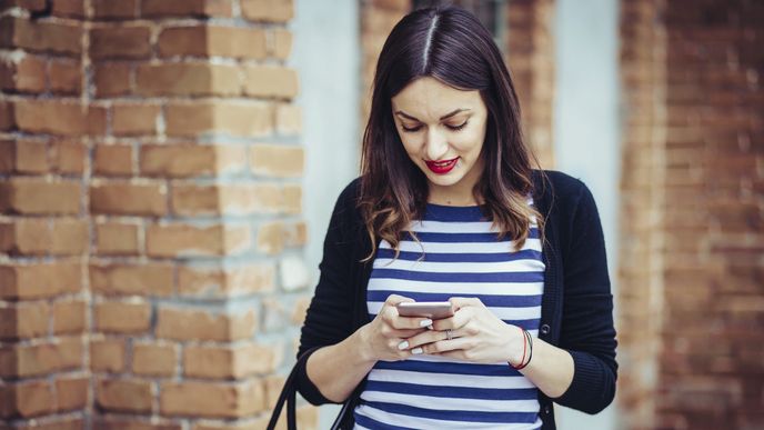 Čím více musí hlava kvůli sledování telefonu předklánět, tím více je krční páteř zatěžována. 